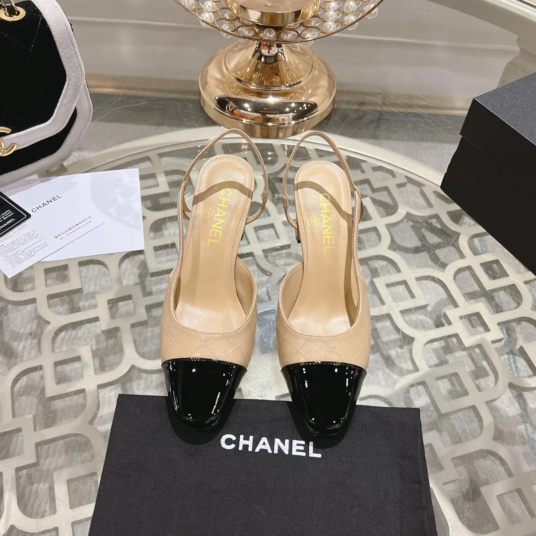 👟👟Ex-factory price 540👟👟 CHANEL Xiangjia 24vs spring and summer new fashion sandals series... Chanel is a very comprehensive noble fashion lifestyle brand. The same models are sold by major fashion bloggers and celebrities in Hong Kong, the United States, and other countries. They are simply beautiful. I fall in love with elegance and the playful sense of the future. I want to own them right away just by looking at them. But you can really think about a pair of exquisite high heels. This series is specially designed for extraordinary and indifferent ladies to create a unique overall effect. CHANEL designs products that inspire women to move forward and highlight their charm... 1️⃣Material: Original customized patent leather + imported sheepskin 2️⃣Inner lining: Original customized imported sheepskin 3️⃣Feet: Original customized imported sheepskin 4️⃣Outsole: Genuine leather sole imported from Italy 5️⃣Heel height: 2.5cm/6.5cm/9cm 6️⃣Number: 34-43 (34.40.41.42.43 customization is not returnable) 7️⃣Packaging: The latest and exquisite full set of packaging at the counter